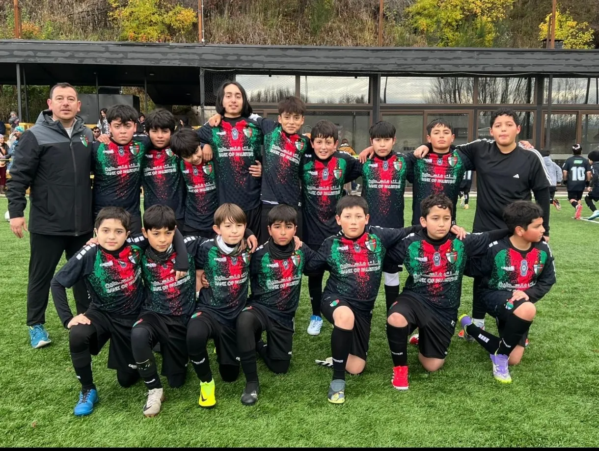 Equipo de la Academia Palestino Coyhaique reunido en cancha